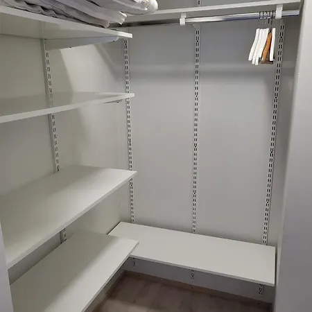 Kotimaailma - Tilava Nelioe Viidelle Hengelle Vantaa